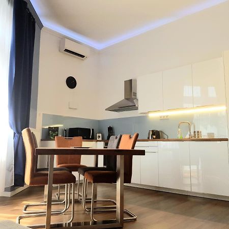 Luxurious Apartment With Balconies In Downtown Bp Budapest Exterior photo