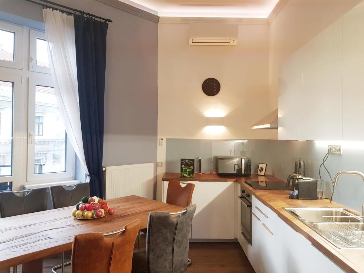 Luxurious Apartment With Balconies In Downtown Bp Budapest Exterior photo